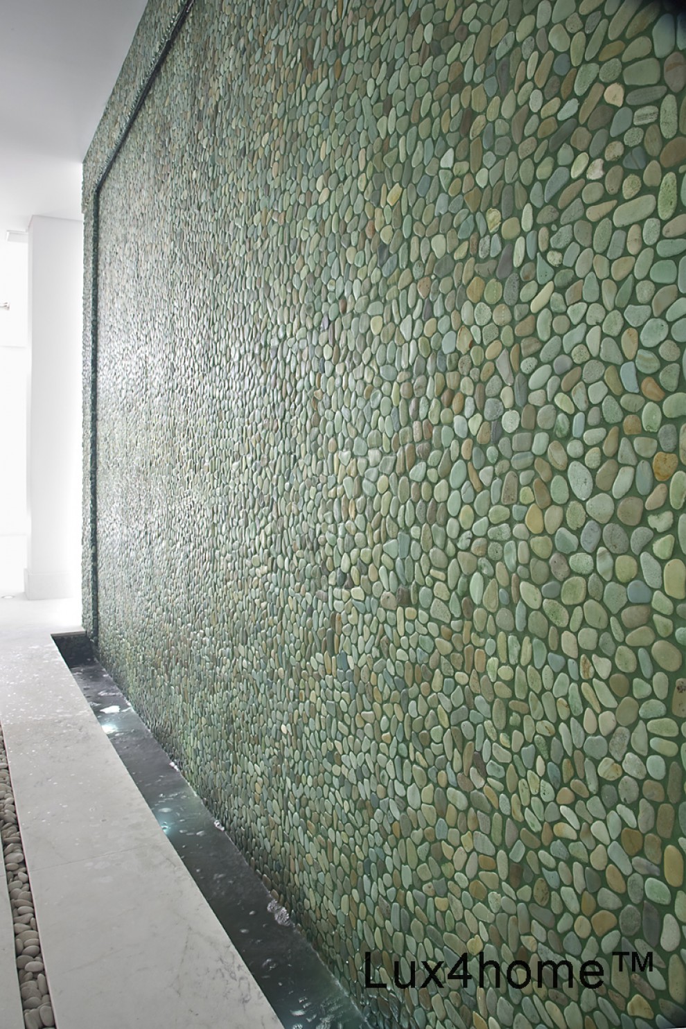 Ściana z otoczaków - zielone otoczaki na ścianie